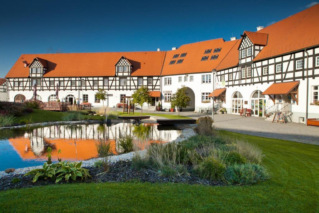 Penzion statek Bernard Královské Poříčí Exterior foto